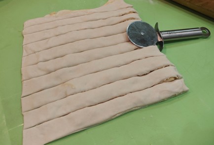 Фото шага рецепта Слоеные сырные палочки 188934 шаг 8  