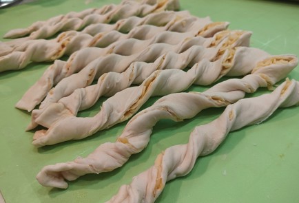 Фото шага рецепта Слоеные сырные палочки 188934 шаг 9  