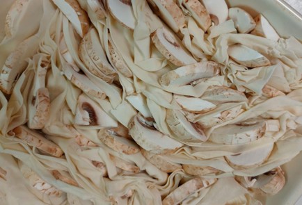 Фото шага рецепта Слоеный пирог с овощами и грибами 188772 шаг 5  