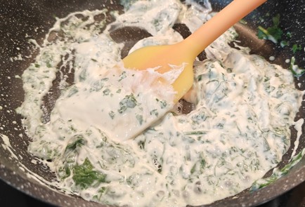 Фото шага рецепта Слоеный пирог с семгой и шпинатом 190639 шаг 4  