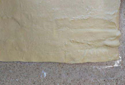 Фото шага рецепта Рулет из слоеного теста с творогом и яблоками 189131 шаг 10  