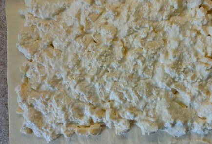 Фото шага рецепта Рулет из слоеного теста с творогом и яблоками 189131 шаг 11  