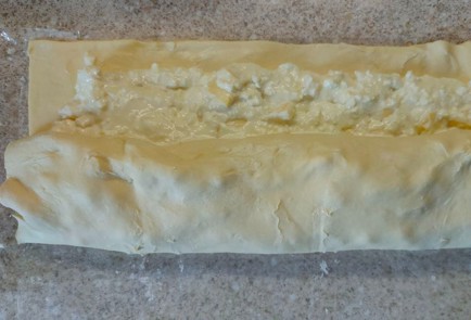 Фото шага рецепта Рулет из слоеного теста с творогом и яблоками 189131 шаг 12  