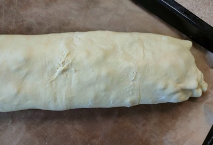 Фото шага рецепта Рулет из слоеного теста с творогом и яблоками 189131 шаг 13  
