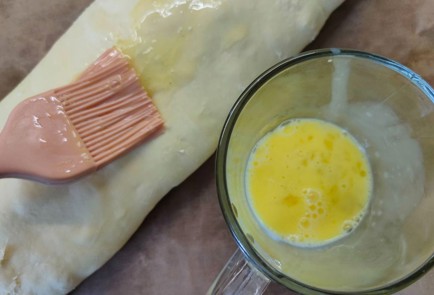 Фото шага рецепта Рулет из слоеного теста с творогом и яблоками 189131 шаг 14  