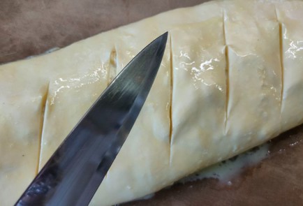 Фото шага рецепта Рулет из слоеного теста с творогом и яблоками 189131 шаг 15  