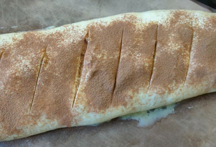 Фото шага рецепта Рулет из слоеного теста с творогом и яблоками 189131 шаг 16  