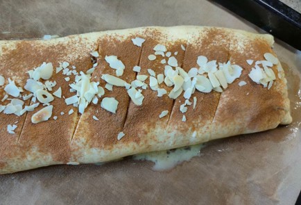 Фото шага рецепта Рулет из слоеного теста с творогом и яблоками 189131 шаг 17  