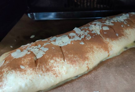 Фото шага рецепта Рулет из слоеного теста с творогом и яблоками 189131 шаг 18  