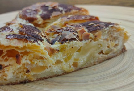 Фото шага рецепта Рулет из слоеного теста с творогом и яблоками 189131 шаг 19  