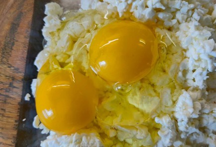 Фото шага рецепта Рулет из слоеного теста с творогом и яблоками 189131 шаг 2  