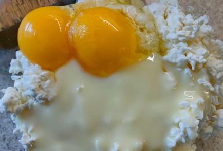 Фото шага рецепта Рулет из слоеного теста с творогом и яблоками 189131 шаг 3  