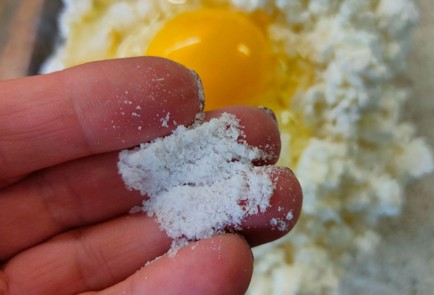 Фото шага рецепта Рулет из слоеного теста с творогом и яблоками 189131 шаг 4  