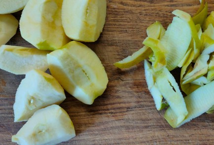 Фото шага рецепта Рулет из слоеного теста с творогом и яблоками 189131 шаг 7  