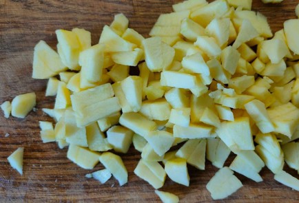 Фото шага рецепта Рулет из слоеного теста с творогом и яблоками 189131 шаг 8  