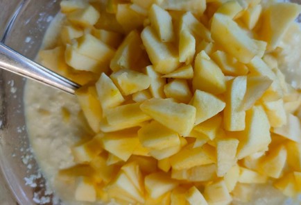 Фото шага рецепта Рулет из слоеного теста с творогом и яблоками 189131 шаг 9  