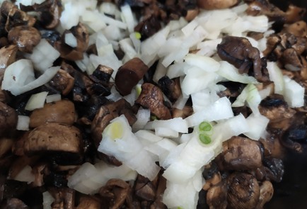 Фото шага рецепта Слоеный салат с курицей и грибами 189010 шаг 2  