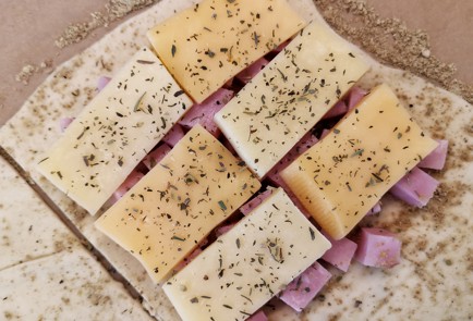 Фото шага рецепта Слойки с ветчиной и двумя видами сыра 151221 шаг 10  