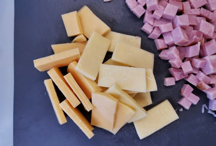 Фото шага рецепта Слойки с ветчиной и двумя видами сыра 151221 шаг 3  