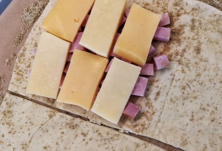 Фото шага рецепта Слойки с ветчиной и двумя видами сыра 151221 шаг 9  