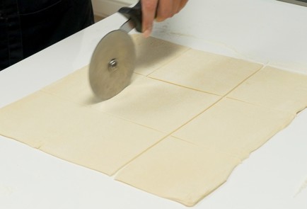 Фото шага рецепта Слойки с сыром 151156 шаг 3  