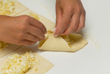 Фото шага рецепта Слойки с сыром 151156 шаг 4  