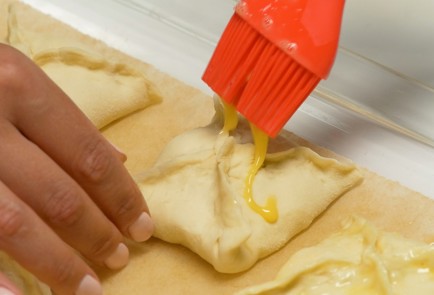 Фото шага рецепта Слойки с сыром 151156 шаг 6  