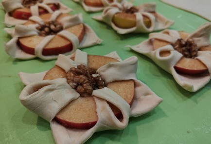 Фото шага рецепта Слойки с яблоком корицей и грецким орехом 188055 шаг 13