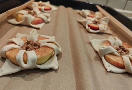 Фото шага рецепта Слойки с яблоком корицей и грецким орехом 188055 шаг 14