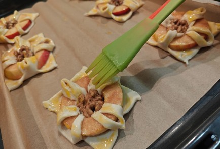 Фото шага рецепта Слойки с яблоком корицей и грецким орехом 188055 шаг 15