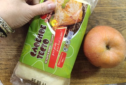 Фото шага рецепта Слойки с яблоком 191008 шаг 1