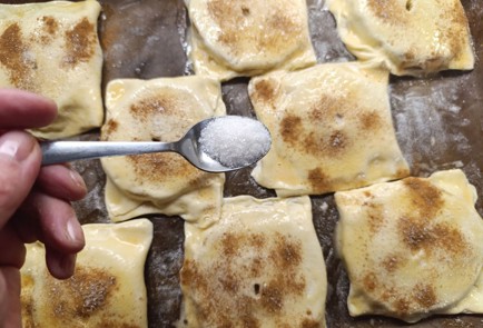 Фото шага рецепта Слойки с яблоком 191008 шаг 11