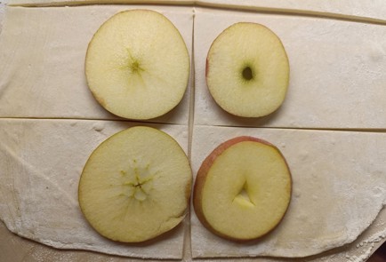 Фото шага рецепта Слойки с яблоком 191008 шаг 6