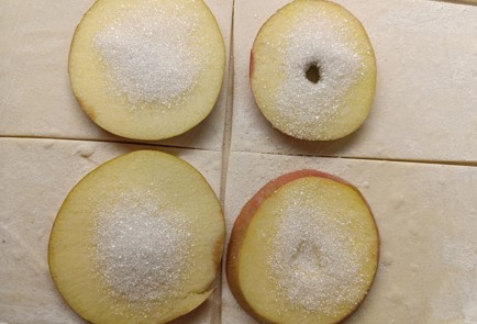 Фото шага рецепта Слойки с яблоком 191008 шаг 7