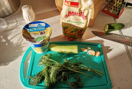 Фото шага рецепта Сметанный соус с огурцом 151074 шаг 1  