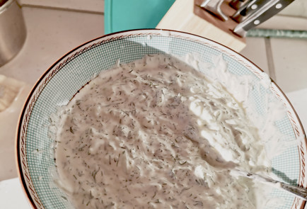 Фото шага рецепта Сметанный соус с огурцом 151074 шаг 3  