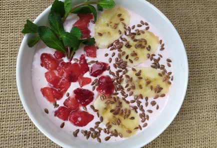 Фото шага рецепта Смузибоул с клубникой и бананом 188858 шаг 10