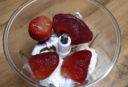 Фото шага рецепта Смузибоул с клубникой и бананом 188858 шаг 2