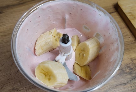 Фото шага рецепта Смузибоул с клубникой и бананом 188858 шаг 4