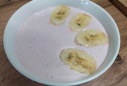 Фото шага рецепта Смузибоул с клубникой и бананом 188858 шаг 7