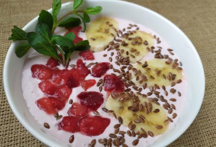 Фото шага рецепта Смузибоул с клубникой и бананом 188858 шаг 9