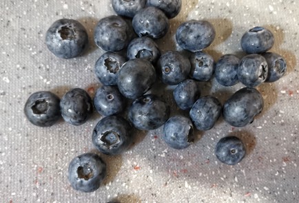 Фото шага рецепта Смузи из голубики 173592 шаг 1  