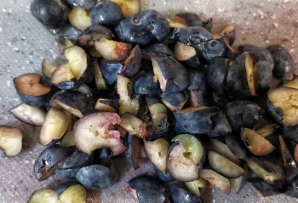 Фото шага рецепта Смузи из голубики 173592 шаг 2  