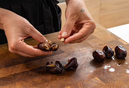 Фото шага рецепта Смузи с бананом финиками и арахисом 189507 шаг 2  