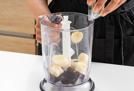 Фото шага рецепта Смузи с бананом финиками и арахисом 189507 шаг 4  