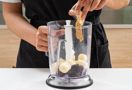 Фото шага рецепта Смузи с бананом финиками и арахисом 189507 шаг 5  