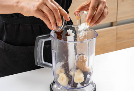 Фото шага рецепта Смузи с бананом финиками и арахисом 189507 шаг 6  