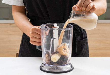 Фото шага рецепта Смузи с бананом финиками и арахисом 189507 шаг 7  