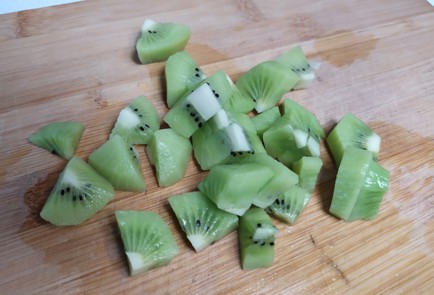 Фото шага рецепта Смузи с киви грушей и овсянкой 190880 шаг 1  