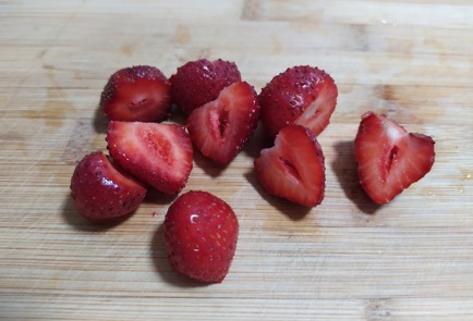 Фото шага рецепта Смузи с клубникой и нектарином 189820 шаг 2  